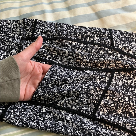 Zyia Black Mosaic Pocket Soft n Snug mid-rise 7/8 24” size 6-8 - Picture 3 of 6